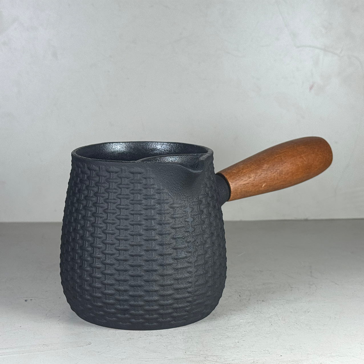 Cast Iron Teapot - 550ml 日本製鋳鉄製ティーポット サイドハンドル付き 家庭用シンプルカンフーティーポット 火傷防止木製ハンドル