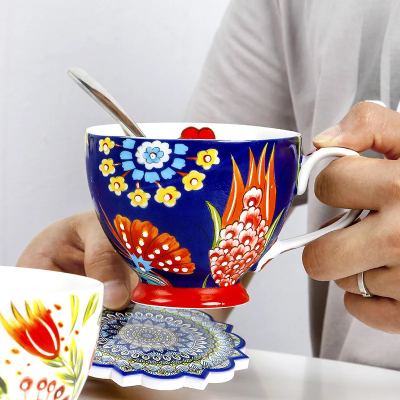 色付きの花が付いたセラミックコーヒーマグ,パーソナライズされ - Coffee Tea And Cocoa のレビューと価格